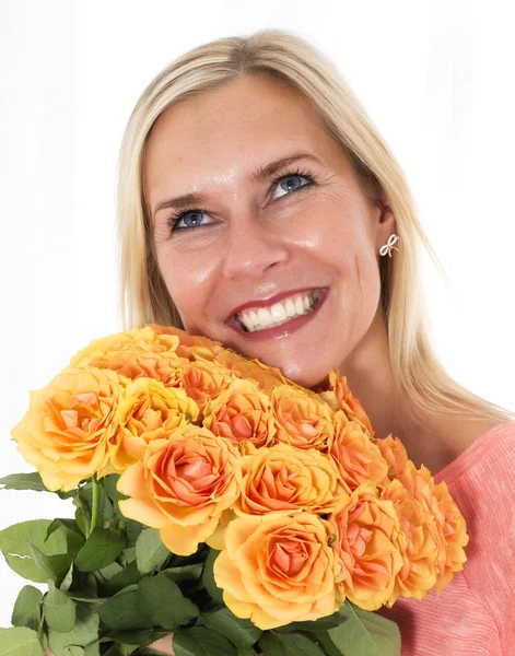Femme blonde avec des roses — Photo