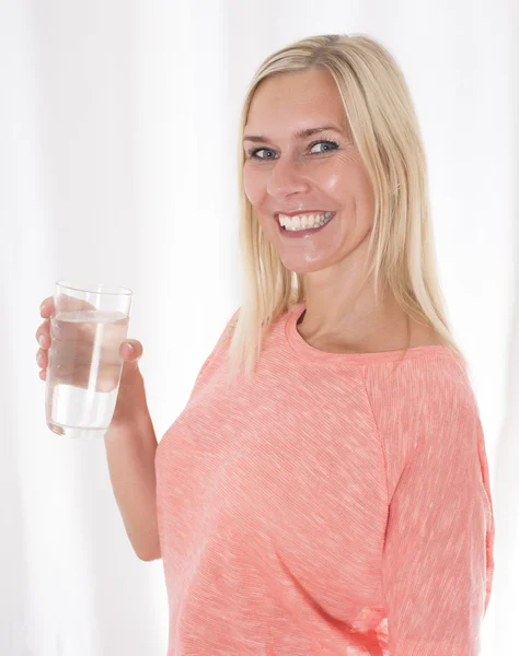 Blonde vrouw drinkwater — Stockfoto