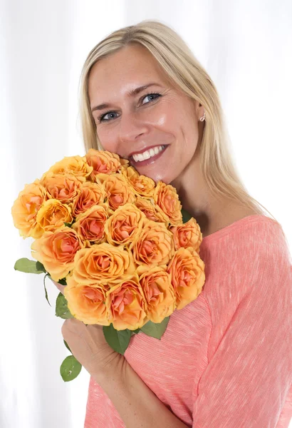 Femme blonde avec des roses — Photo