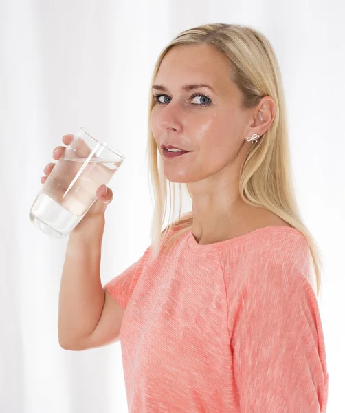 Blond woman drinking water — Stock Photo, Image