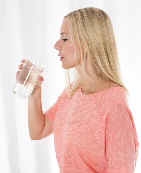 Blond woman drinking water — Stock Photo, Image