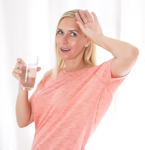 Blonde vrouw drinkwater — Stockfoto