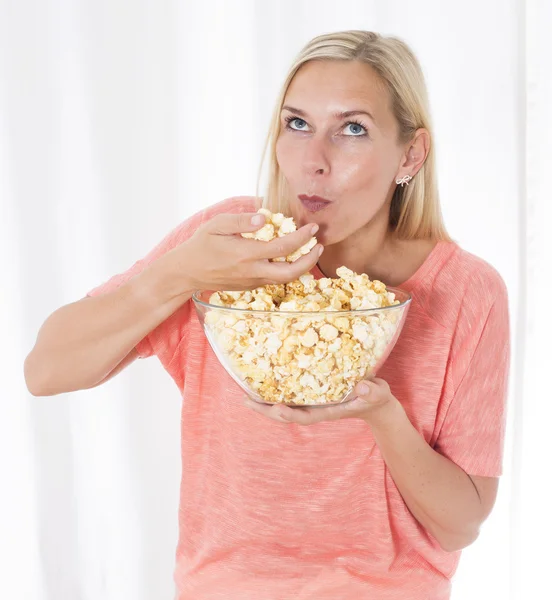 Mujer rubia comiendo palomitas de maíz —  Fotos de Stock