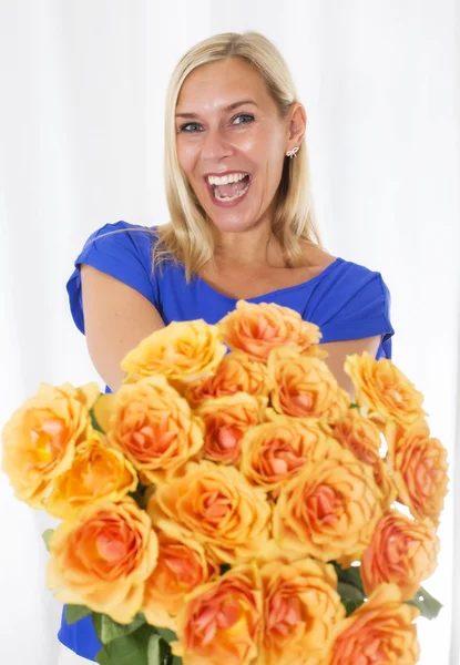 Donna con un mazzo di rose — Foto Stock