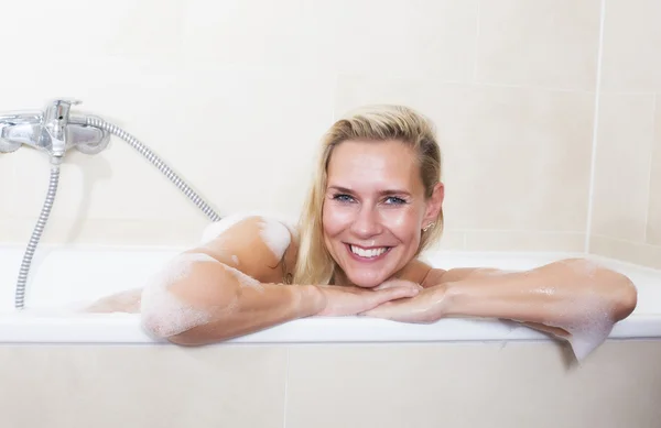 Mulher na banheira — Fotografia de Stock