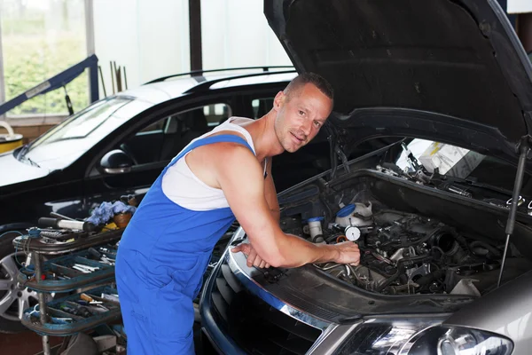 Auto mechanic — Stock Photo, Image