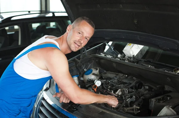 Auto mechanic — Stock Photo, Image