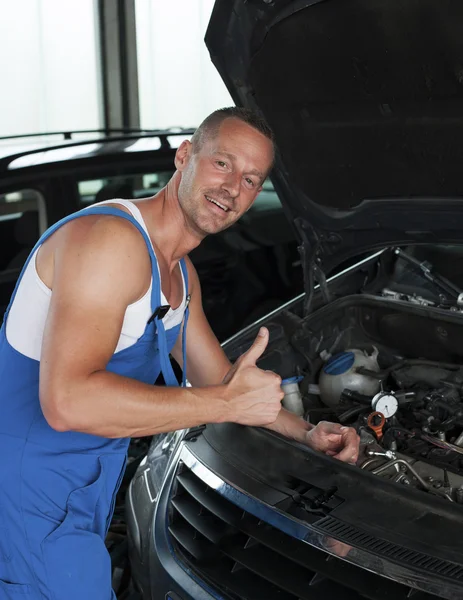 Auto mechanic — Stock Photo, Image