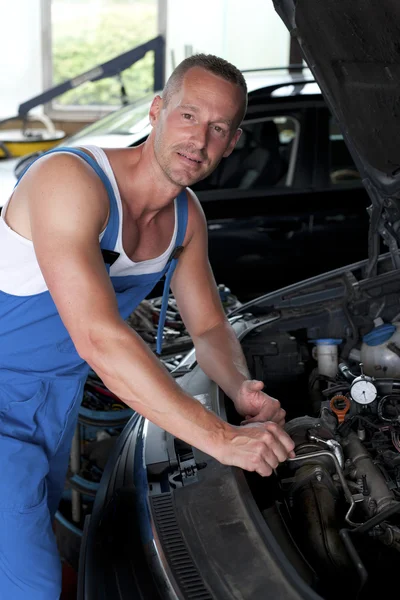 Auto mechanic — Stock Photo, Image