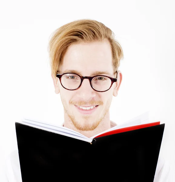 Portrét rusovlasý mladík čtení knihy — Stock fotografie