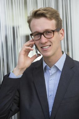 Genç işadamı telefonda.