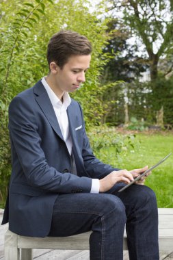 tablet ile genç işadamı