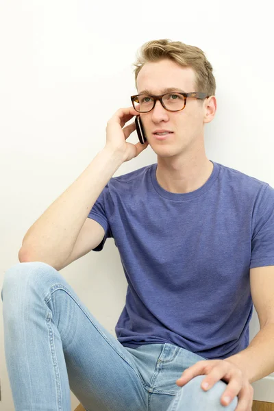 Młody człowiek przy telefonie. — Zdjęcie stockowe