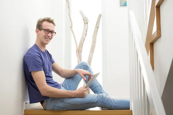 Joven con la tableta — Foto de Stock