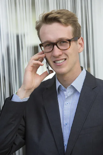 Ung forretningsmann på telefonen – stockfoto