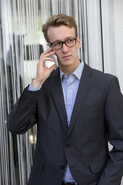 Joven hombre de negocios al teléfono — Foto de Stock