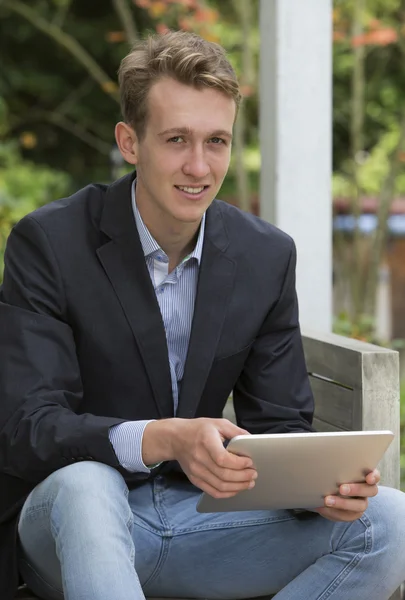 Ung affärsman med tablett — Stockfoto