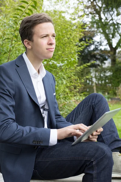 Ung man med tablett — Stockfoto