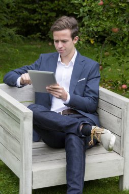 Tabletli genç adam.