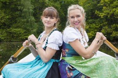 iki kadın bir kürek teknesi