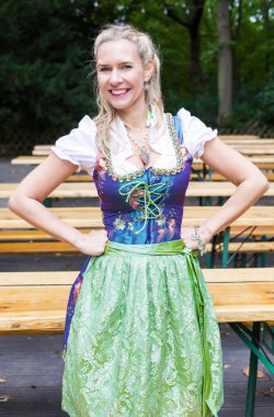 dirndl sarışın kadın