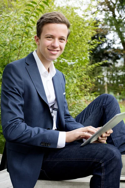 Joven con la tableta — Foto de Stock