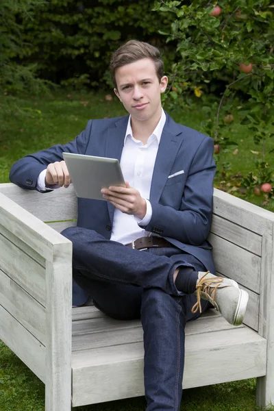 Joven con la tableta — Foto de Stock