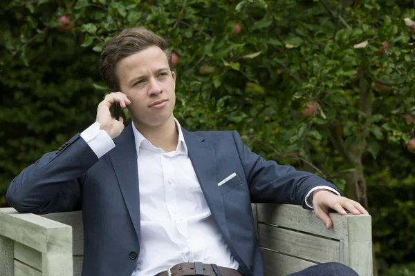 Joven hombre de negocios al teléfono — Foto de Stock