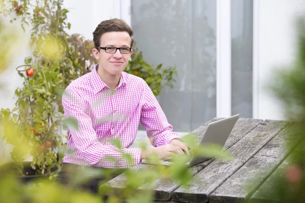 Jeune homme avec ordinateur portable — Photo