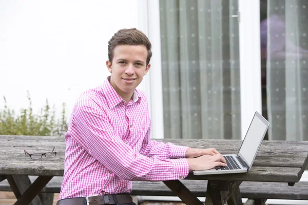 Jovem com laptop — Fotografia de Stock