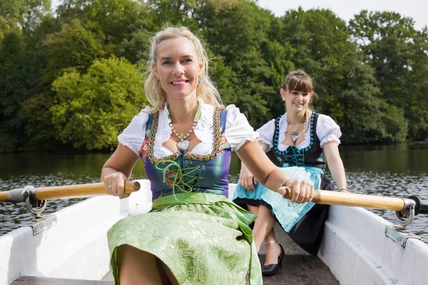 Due donne in barca a remi — Foto Stock