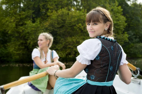 Duas mulheres em um barco a remo — Fotografia de Stock