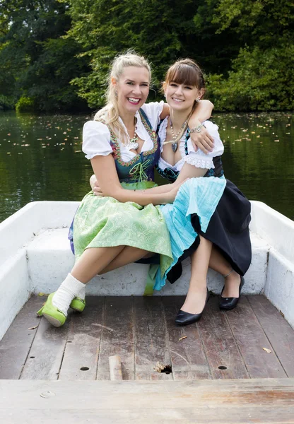 Deux femmes dans un bateau à rames — Photo