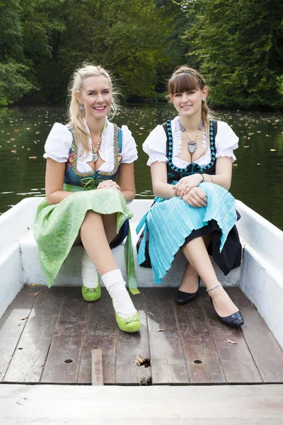 两个女人在一艘划艇 — 图库照片