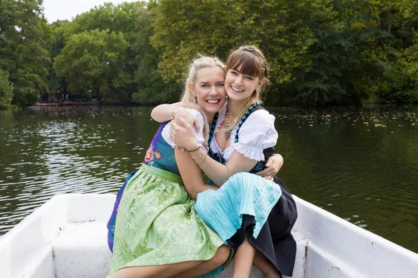 Dos mujeres en un bote de remos — Foto de Stock