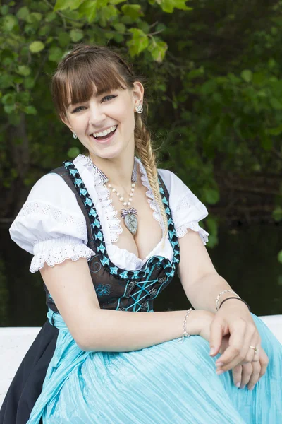 Ung kvinna i dirndl — Stockfoto