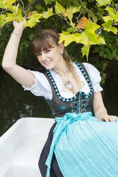 Ung kvinna i dirndl — Stockfoto