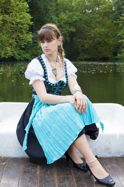 Junge Frau im Dirndl — Stockfoto