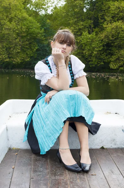 Giovane donna in dirndl — Foto Stock