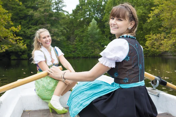 Twee vrouw in een roeiboot — Stockfoto