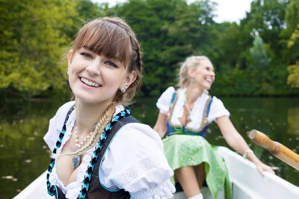 Zwei Frauen im Ruderboot — Stockfoto