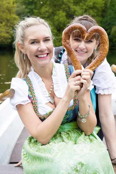 Zwei Frauen mit Brezel — Stockfoto