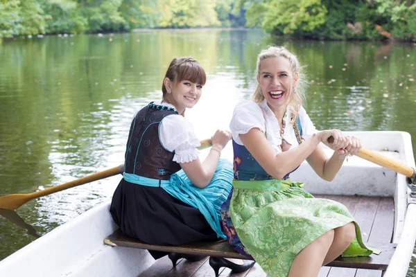 Dos mujeres en un bote de remos — Foto de Stock