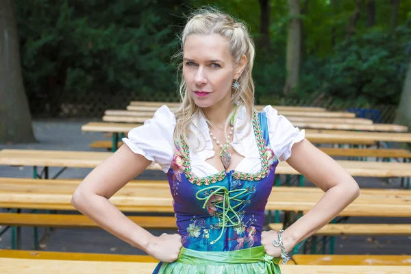 Donna bionda in dirndl — Foto Stock