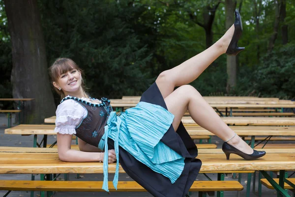 Jonge vrouw in dirndl — Stockfoto