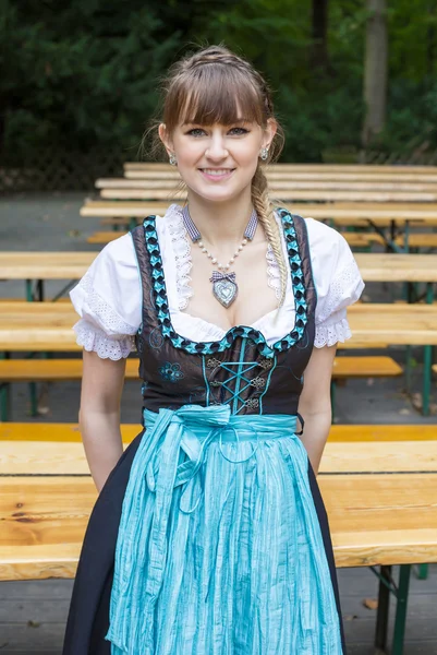 Jovem mulher em dirndl — Fotografia de Stock