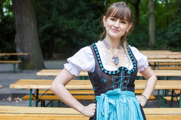 Ung kvinna i dirndl — Stockfoto