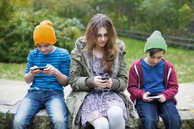 Üç çocukla telefonları