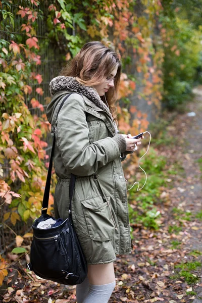 Menina com telefone — Fotografia de Stock