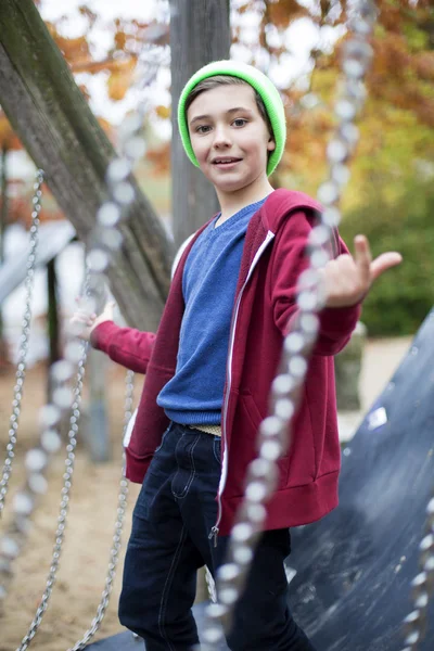 Niño en patio de recreo — Foto de Stock